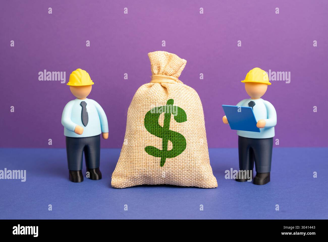 Ingegneri e una banconota da un dollaro. Budget del progetto. La pianificazione finanziaria supporta le decisioni ingegneristiche. La stima dei costi e l'allocazione delle risorse garantiscono il progetto Foto Stock
