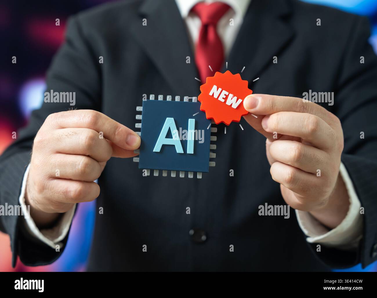 Un uomo d'affari presenta un nuovo strumento di intelligenza artificiale. Una versione migliorata dell'intelligenza artificiale per le aziende. Un modello innovativo di intelligenza artificiale. Le soluzioni digitali aumentano Foto Stock
