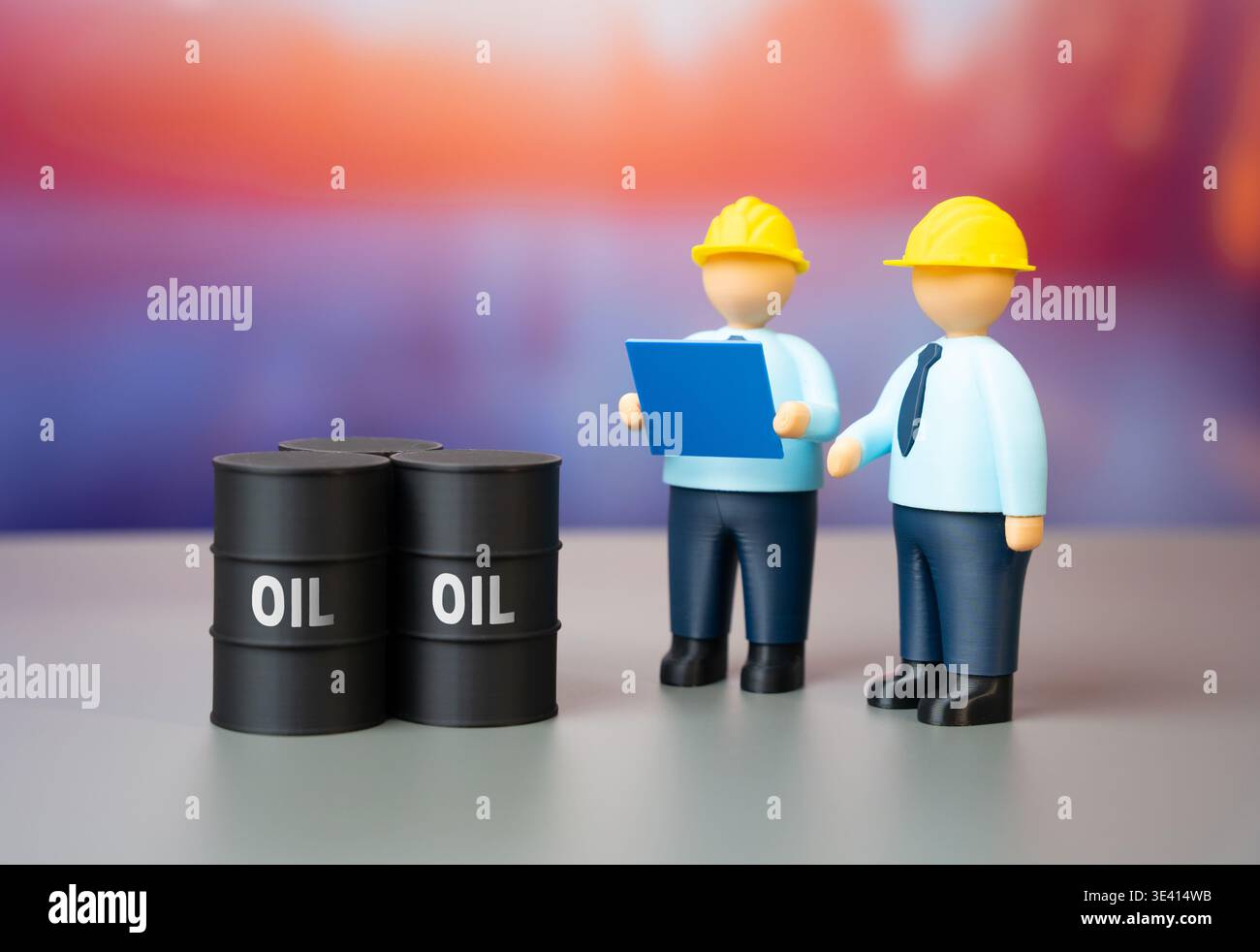 Due ingegneri stanno risolvendo un problema di trasporto del petrolio. Nuove vie e metodi per il trasbordo delle risorse petrolifere ed energetiche. Impulso all'innovazione logistica Foto Stock
