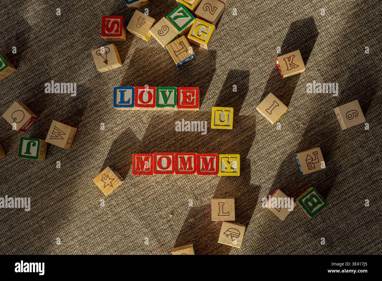 Colorati blocchi di legno per bambini che fanno amare le parole mamma. Foto Stock
