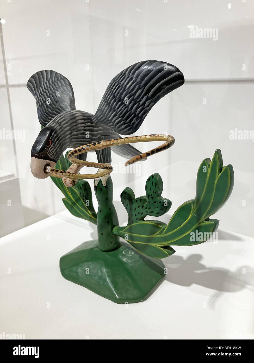 Le immagini dell'arte popolare messicana di un falco (aquila) e di un serpente sono radicate nel mito di fondazione azteco di Tenochtitlan. Raffigura un'aquila arroccata su un cactus nopico che consuma un serpente, simboleggiando il trionfo del bene sul male, il sole sugli inferi Foto Stock