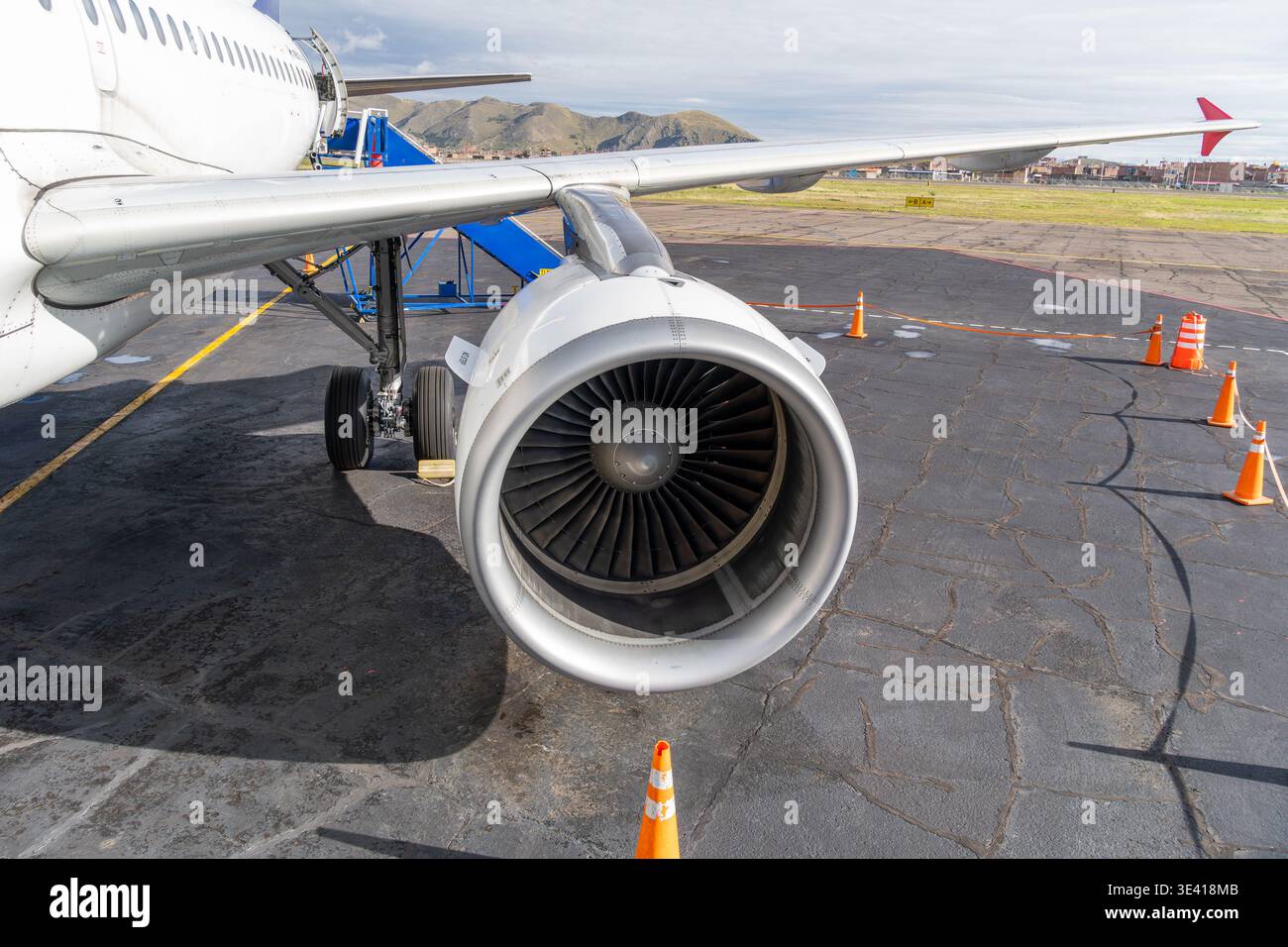 Aereo commerciale Jet Engine sull'aeroporto Tarmac Foto Stock
