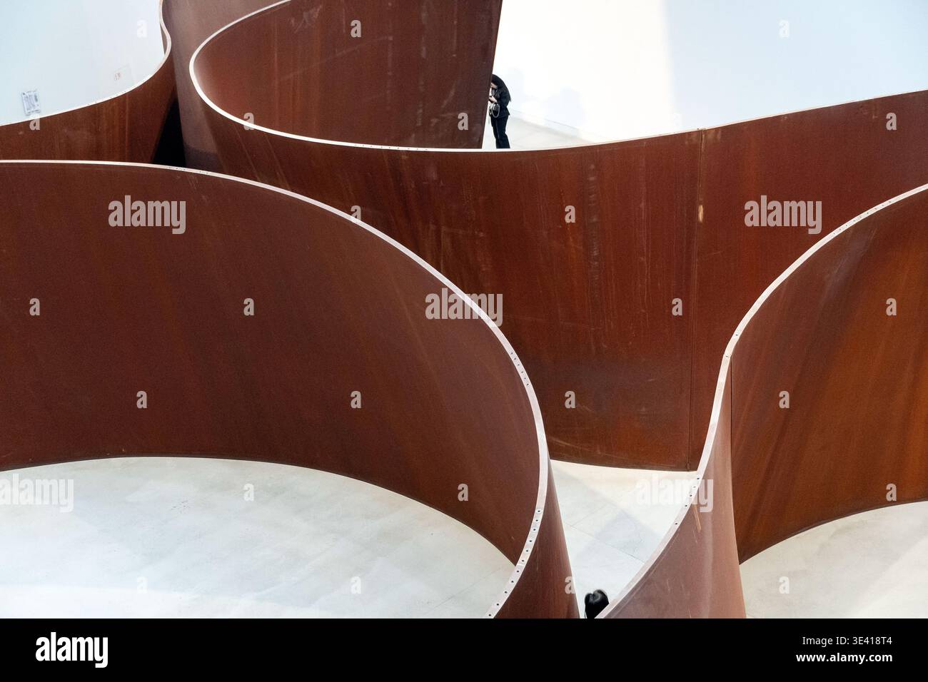 Richard Serra Crossroads dettaglio ravvicinato delle pareti curve in acciaio corten con la figura di Almaty Foto Stock