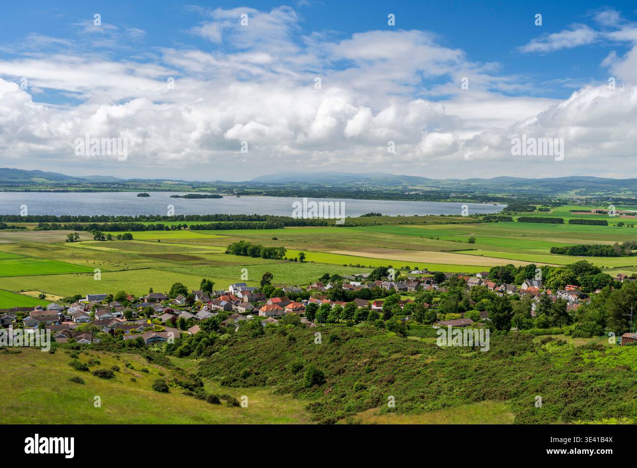 Vista panoramica del villaggio di Kinesswood e del Loch Leven vicino a Scotlandwell, con terreni agricoli di campagna, colline verdi ondulate, isole costiere, sparse Foto Stock