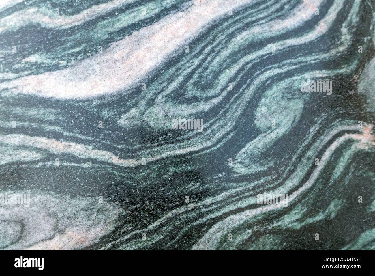Superficie in pietra naturale con motivi organici e texture resistente agli agenti atmosferici per lo sfondo architettonico Foto Stock