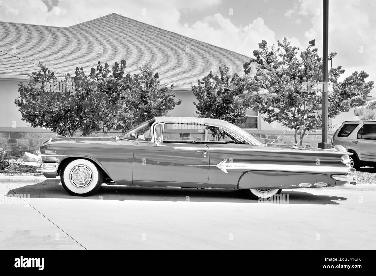 Foto in bianco e nero di una classica Chevrolet Caprice del 1960, grandi pneumatici bianchi e gonne dei parafanghi. Foto Stock