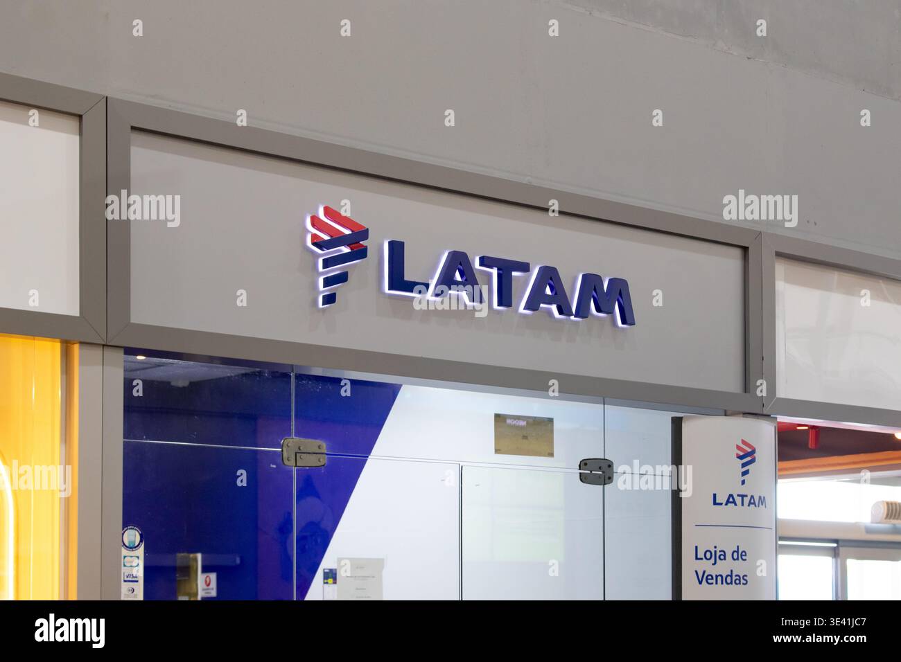 Logo LATAM presso un'agenzia aerea in Brasile. Foto Stock