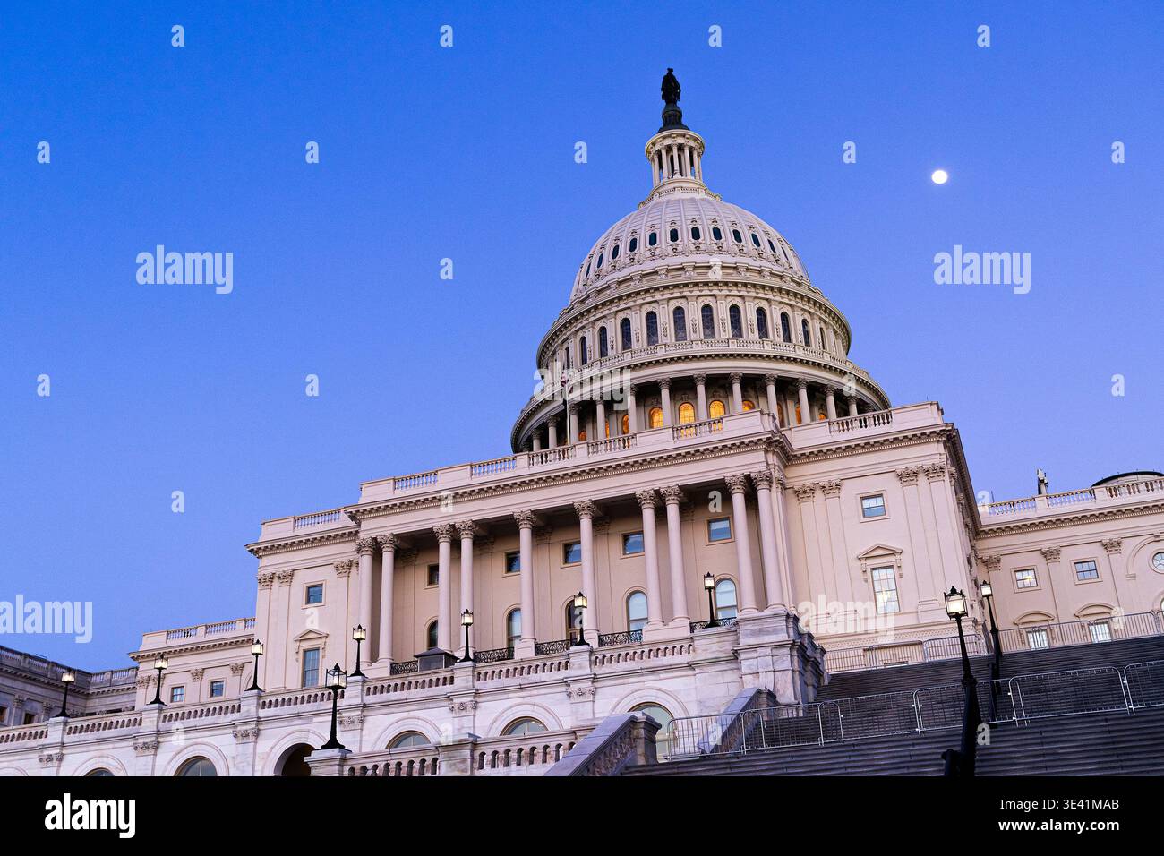 Il Campidoglio degli Stati Uniti al crepuscolo, con cieli viola scuri e gli ultimi bagliori di luce del sole in serata, vista ad angolo basso, Washington DC Foto Stock