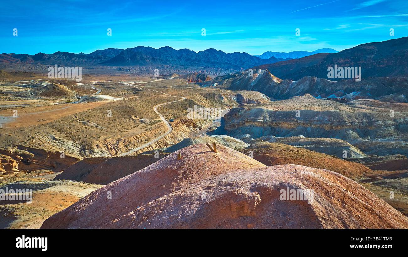 Paesaggio aereo del deserto del Nevada con Anniversary Mine Rugged Hills e Distant Mountains Foto Stock