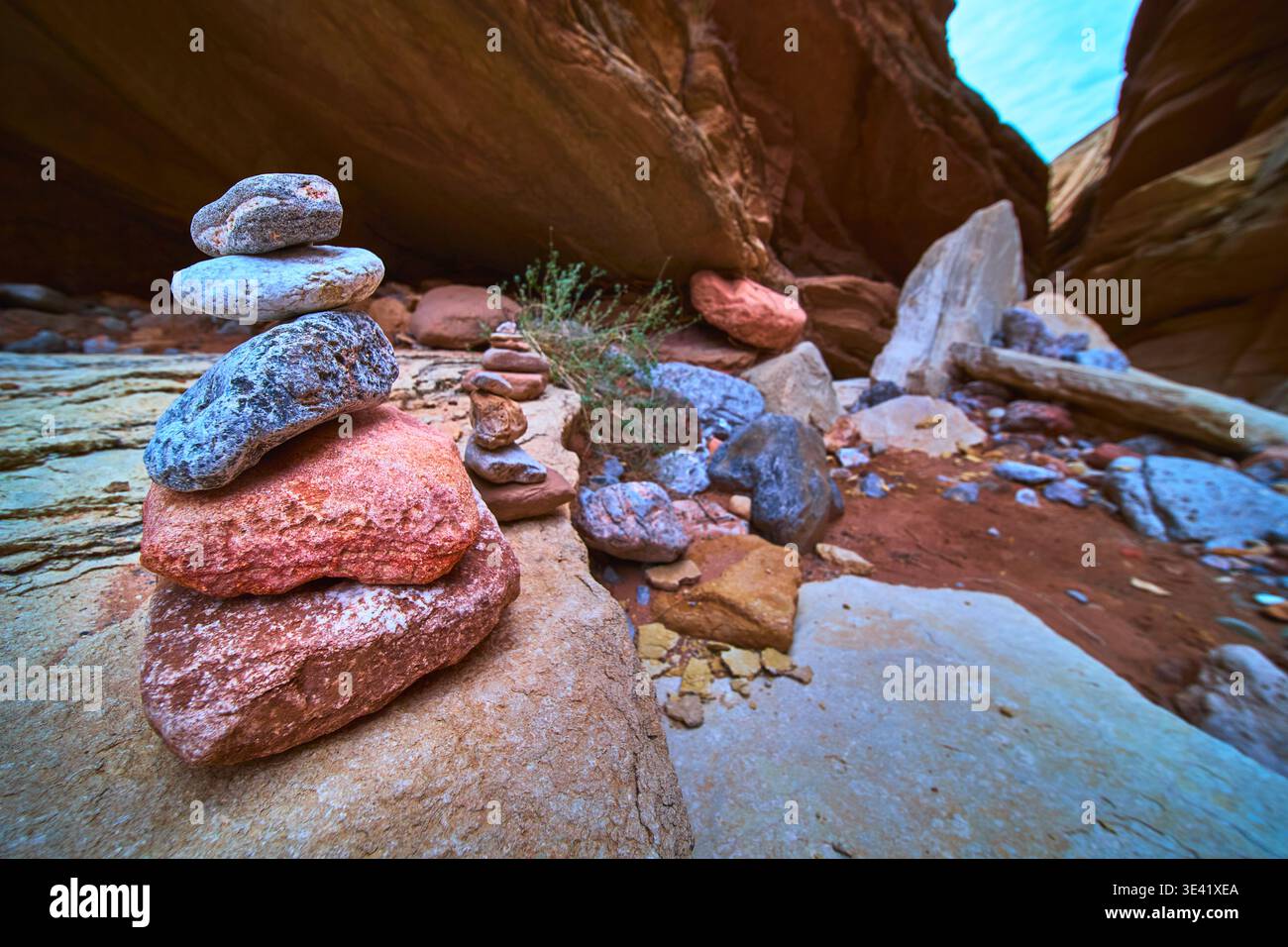 Rock Stack Cairn nel suggestivo paesaggio di slot Canyon con arenaria stratificata Foto Stock