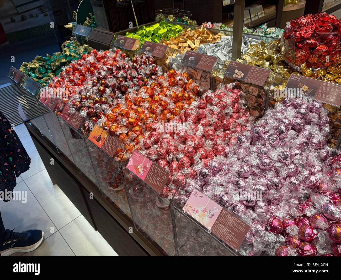 Una selezione di sfere Lindt - palline aromatizzate al cioccolato in un negozio Lindt Foto Stock