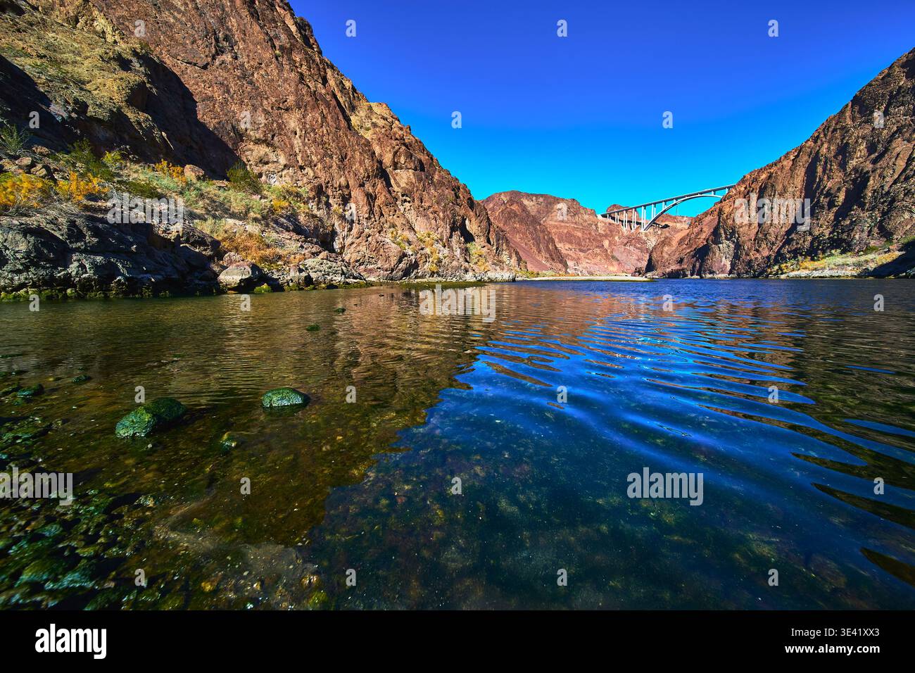 Colorado River Canyon Water and Bridge vicino a Boulder City, Nevada Foto Stock