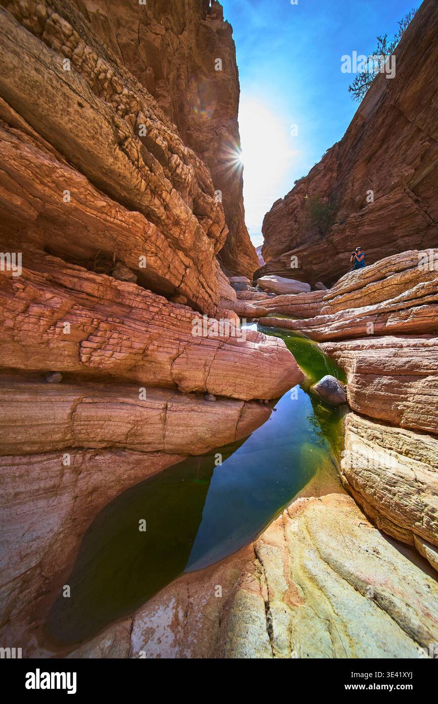 Slot Canyon Pools Sunburst e fotografo nel suggestivo paesaggio del deserto Foto Stock