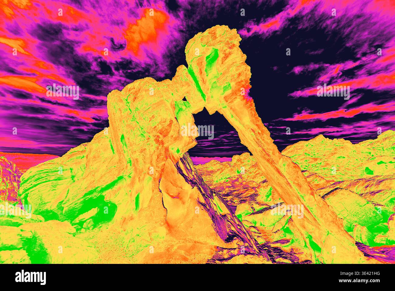 Mappa a raggi infrarossi della valle del fuoco Elephant Rock Valley of Fire con surreale Sunburst Sky Foto Stock