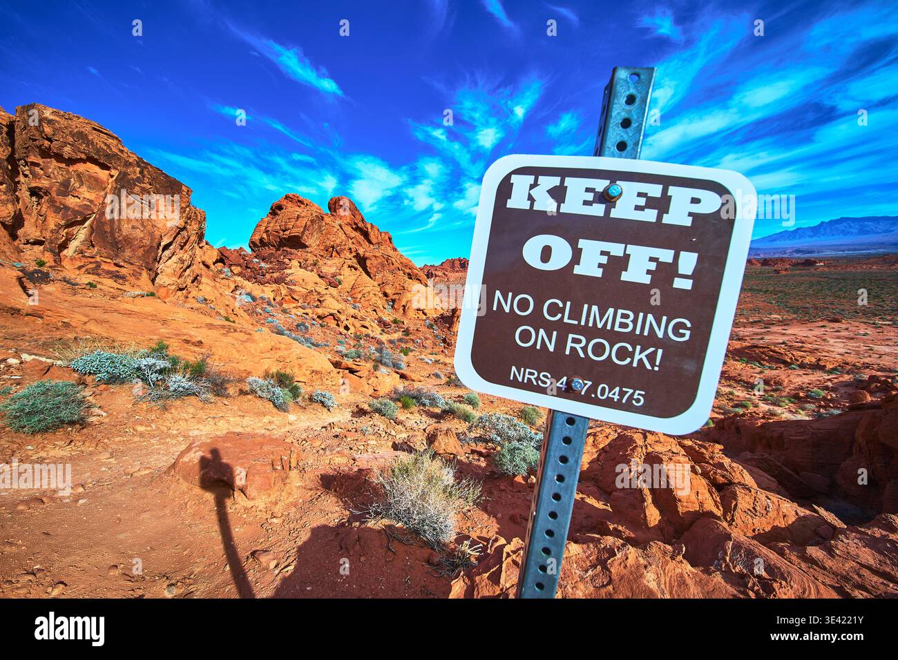 Tieni lontano da Sign Red Rock Formations e Desert Landscape Valley of Fire Nevada Foto Stock