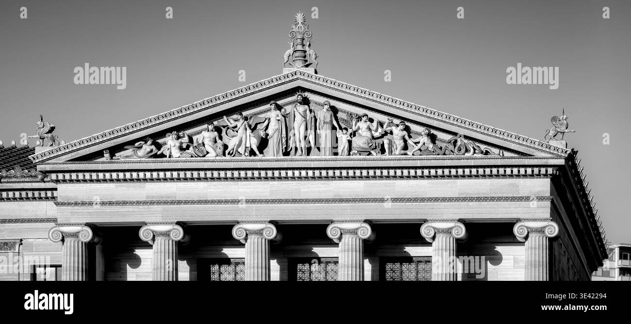 Il Philadelphia Museum of Art si trova alla fine della Benjamin Franklin Parkway. È uno dei più grandi musei d'arte del paese. Il frontone anteriore Foto Stock