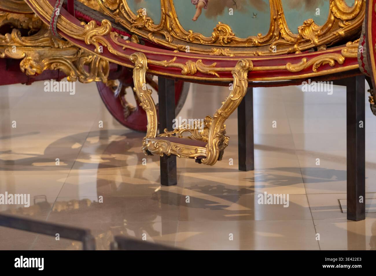 Austria, Vienna, 14 marzo 2026, struttura decorativa inferiore della storica carrozza cerimoniale dorata del Liechtenstein con eliche barocche ornate intagliate Foto Stock