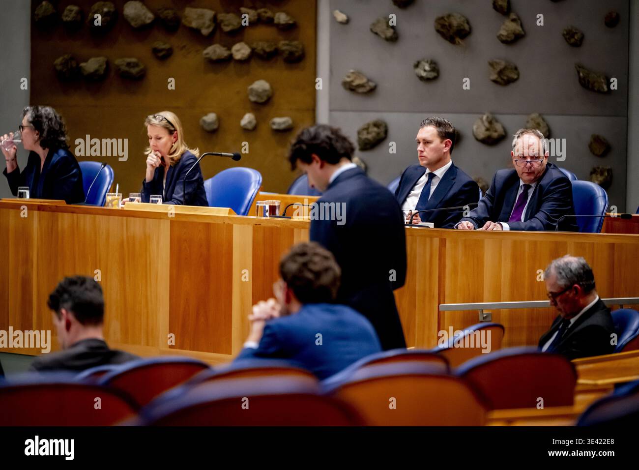 L'AIA - Heleen Herbert, Ministro dell'economia e del clima, Stientje van Veldhoven-van der Meer, Ministro del clima, Hans Vijlbrief, Ministro degli affari sociali e dell'occupazione e della crescita verde, e Eelco Heinen, Ministro delle finanze, dibattito sulle conseguenze economiche della guerra in Medio Oriente per i Paesi Bassi ROBIN UTRECHT/ANP paesi bassi Out - belgio Out Foto Stock