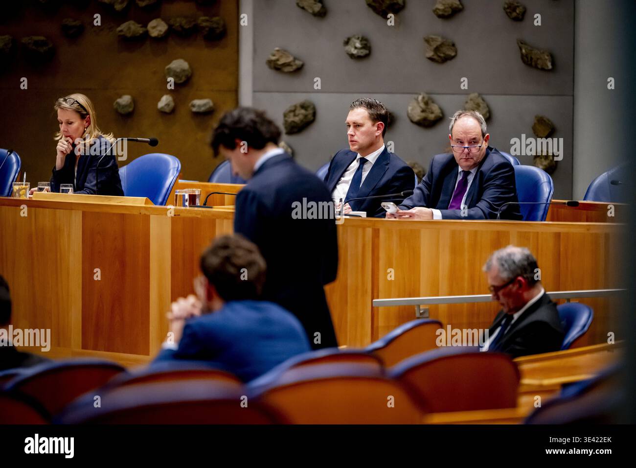 L'AIA - Heleen Herbert, Ministro dell'economia e del clima, Stientje van Veldhoven-van der Meer, Ministro del clima, Hans Vijlbrief, Ministro degli affari sociali e dell'occupazione e della crescita verde, e Eelco Heinen, Ministro delle finanze, dibattito sulle conseguenze economiche della guerra in Medio Oriente per i Paesi Bassi ROBIN UTRECHT/ANP paesi bassi Out - belgio Out Foto Stock