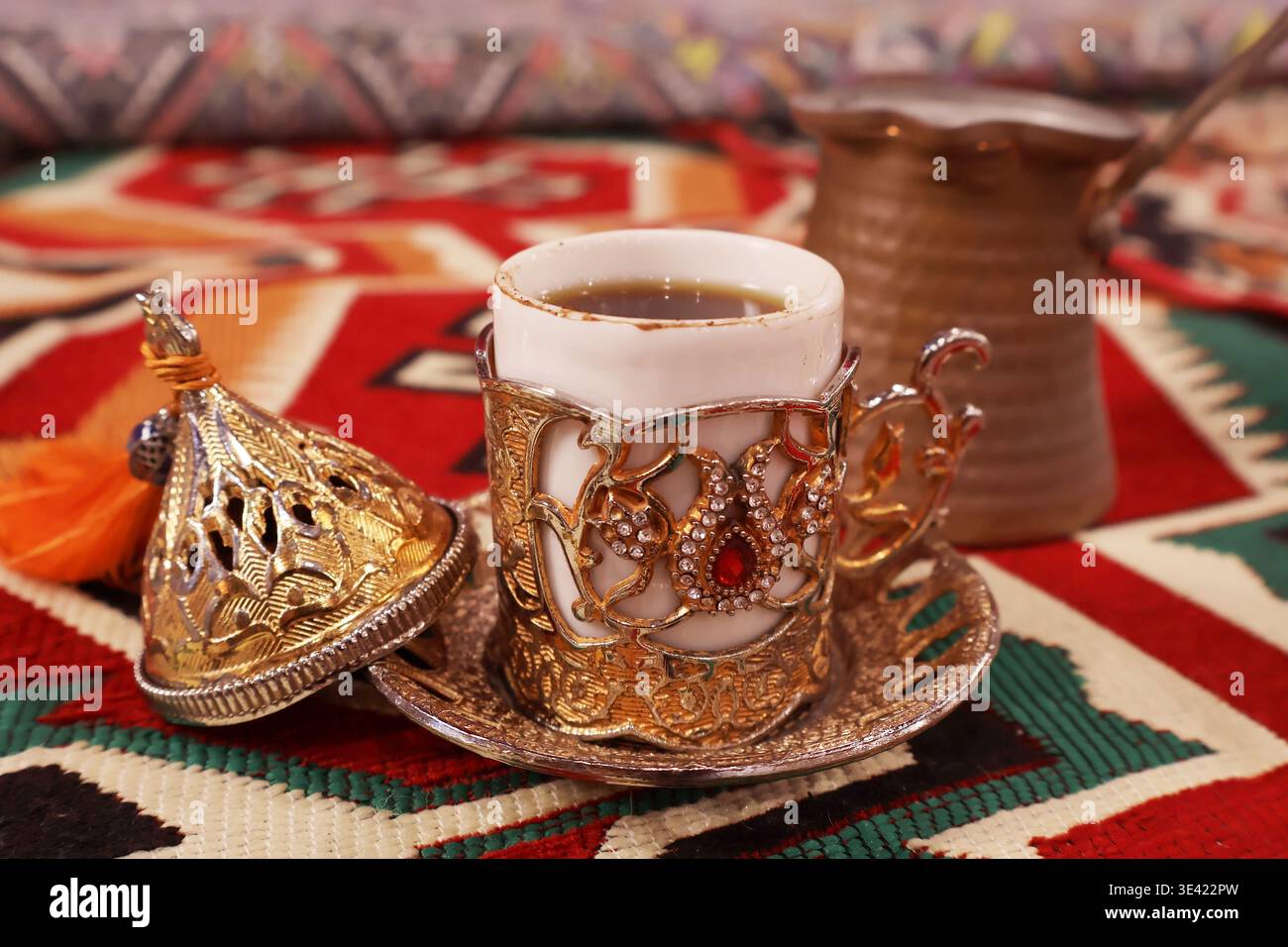 Una tazza di caffè turco caldo servito sul tavolo Foto Stock