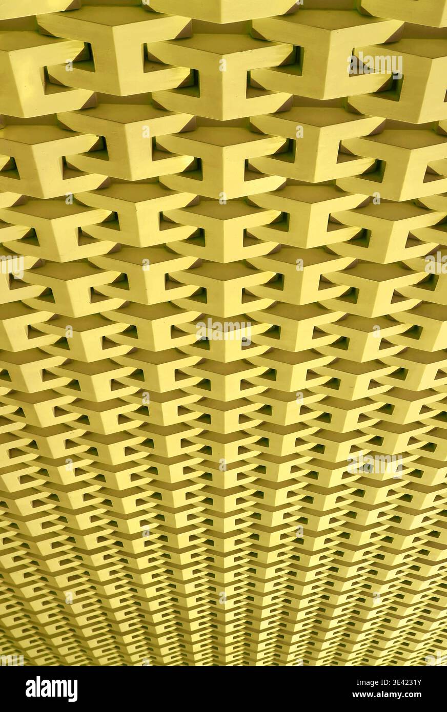 Angolo elevato della superficie con motivo 3D della parete gialla metallizzata Foto Stock