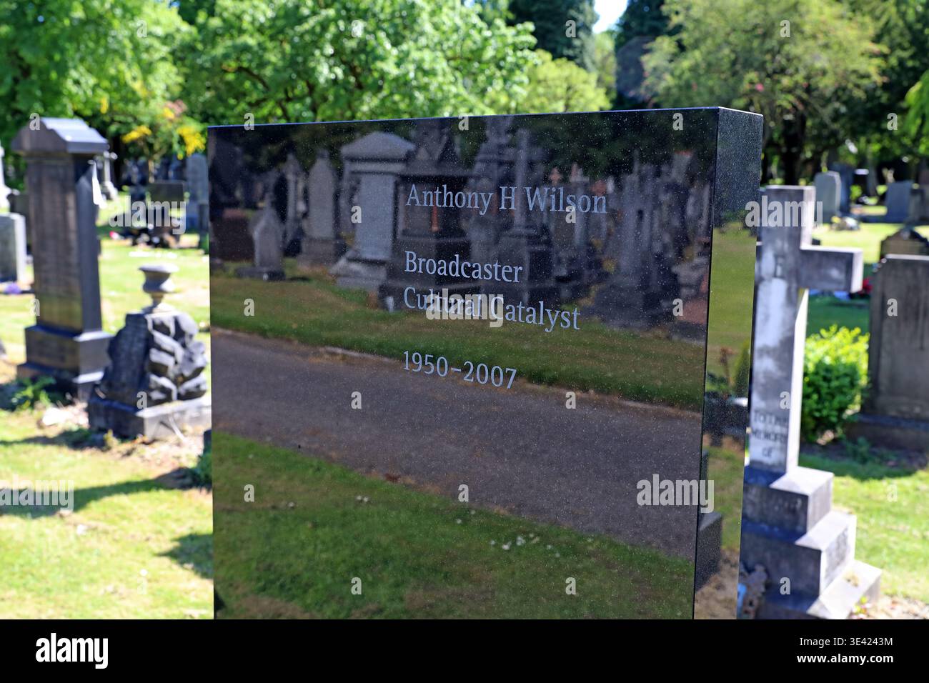 Lapide di Tony Wilson Catalizzatore culturale, Southern Cemetery. Foto Stock