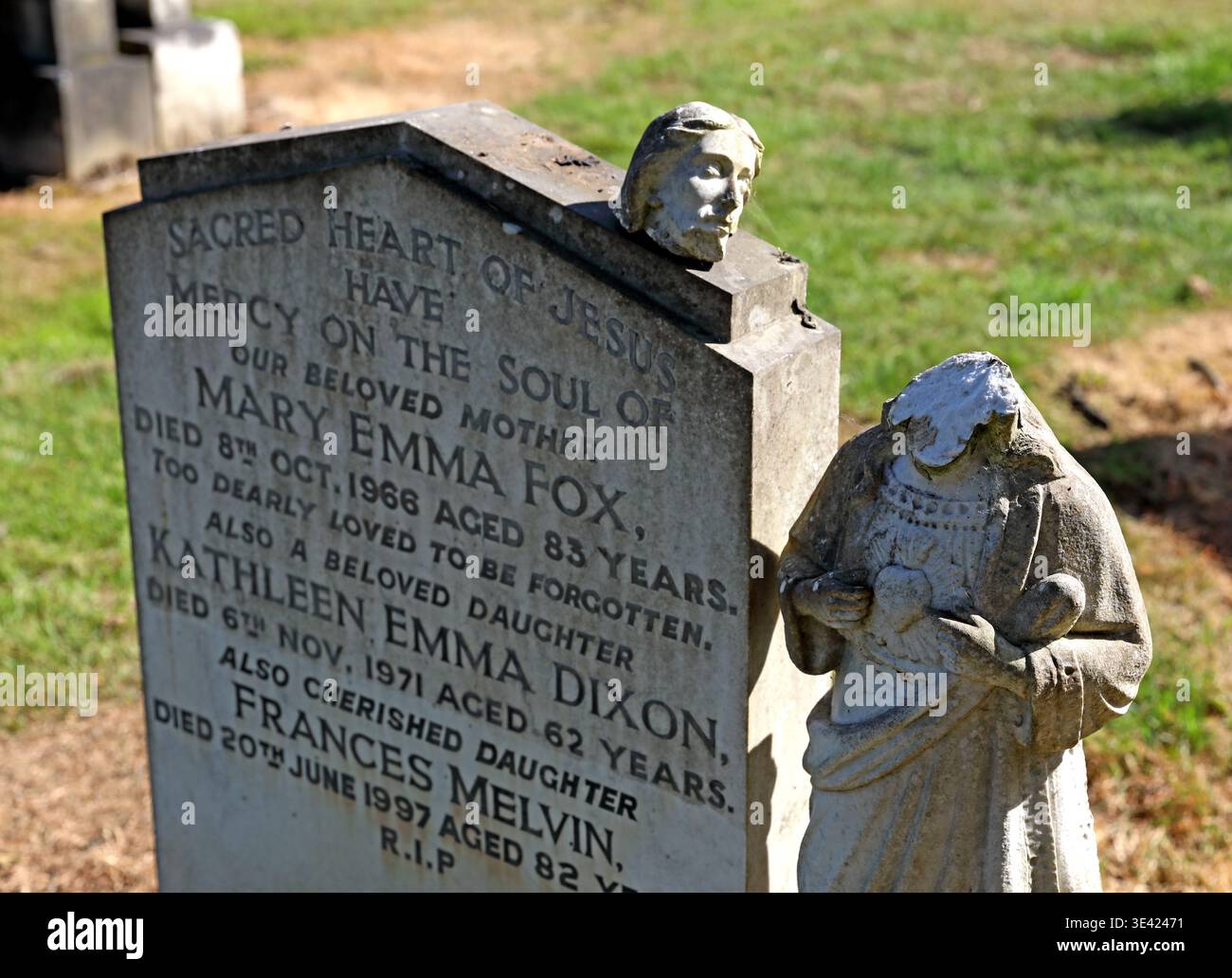 Lapide danneggiata al Southern Cemetery. Foto Stock