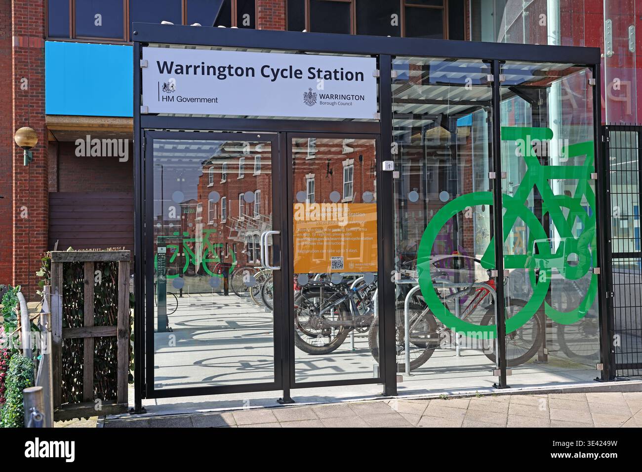 Warrington Cycle Station accanto allo svincolo degli autobus su Horsemarket Street, offre parcheggio sicuro 24 ore su 24 per 34 biciclette. Foto Stock