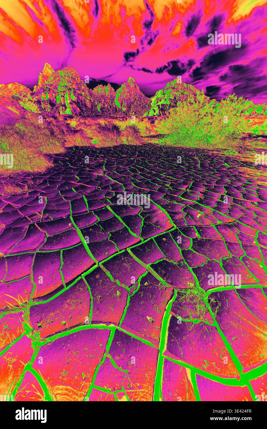 Terra del deserto incrinata agli infrarossi e formazioni rocciose con il vibrante cielo gradiente Foto Stock