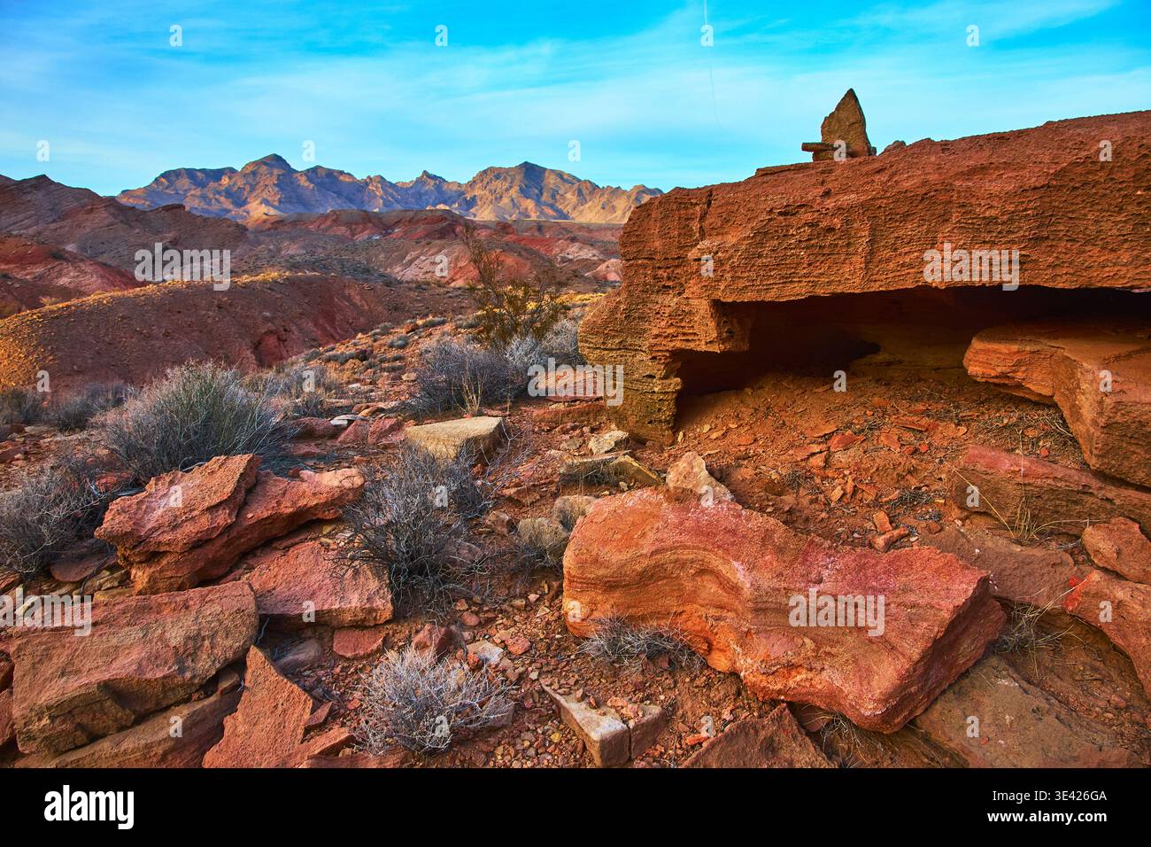 Red Rock affiorano Cairn e Desert Landscape a Muddy Mountain, Nevada Foto Stock
