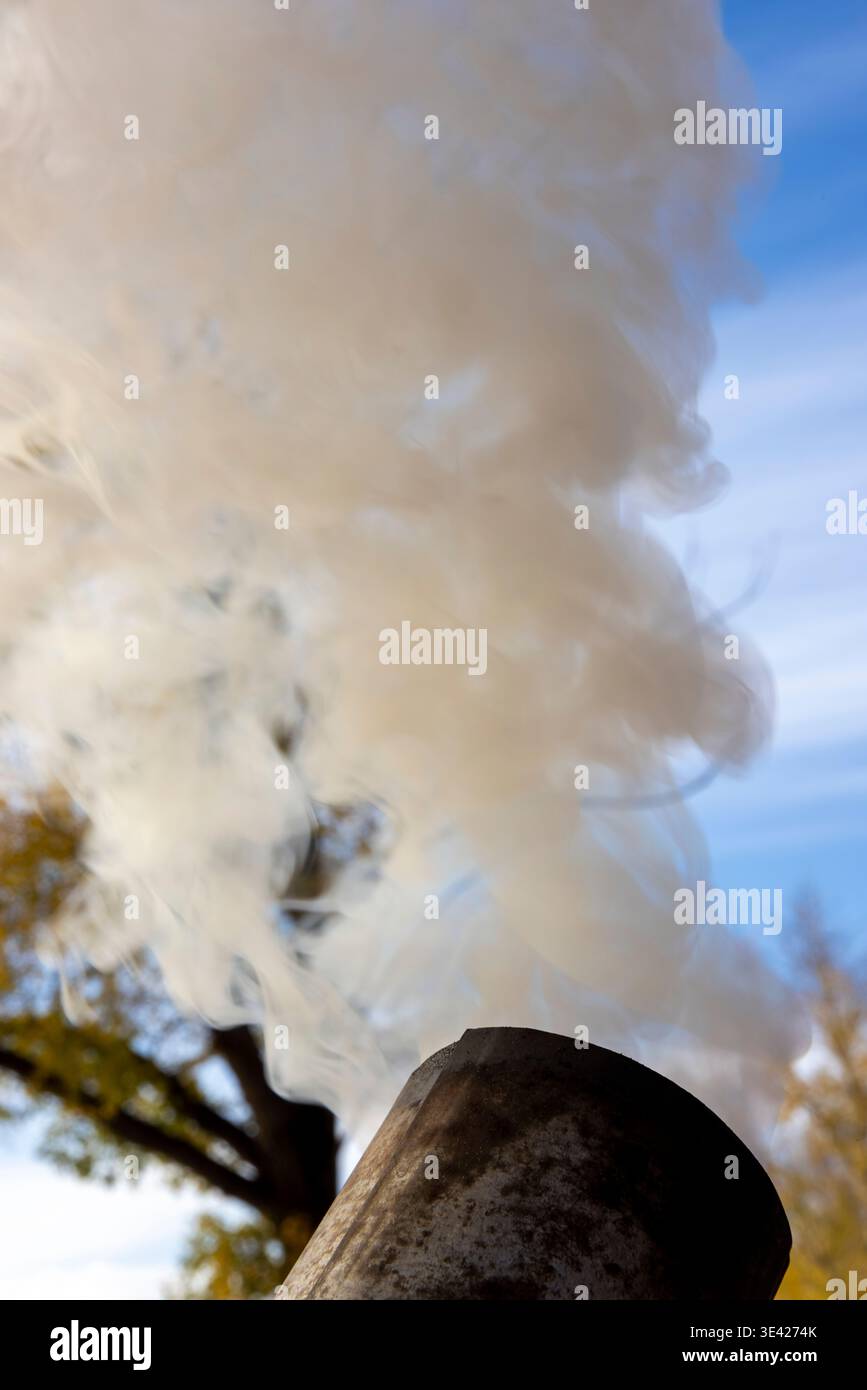 Fumo bianco intenso proveniente dal camino di un samovar all'aperto Foto Stock