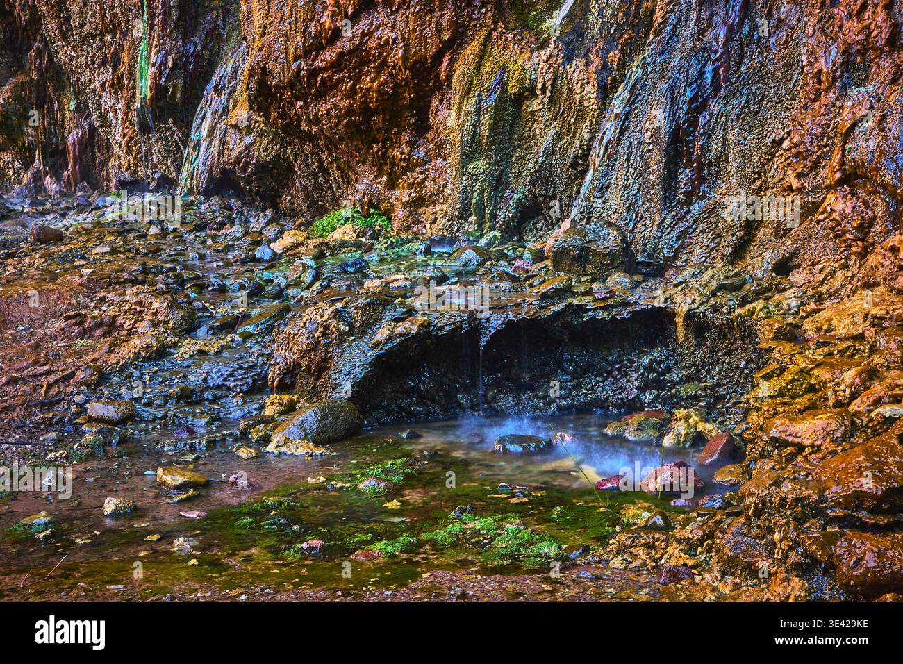 Goldstrike Hot Spring Geothermal Water che scorre sul terreno roccioso con muschio Foto Stock