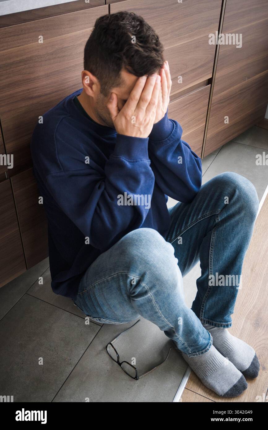 Il crollo di un uomo. Foto Stock