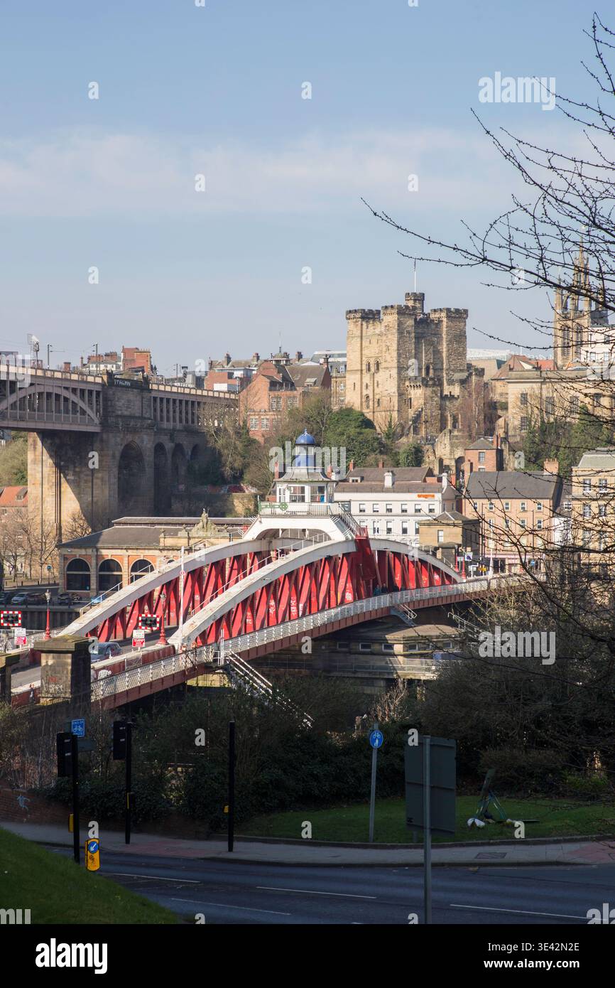 Swing Bridge, High Level Bridge e Newcastle Castle Keep sul fiume Tyne, Newcastle upon Tyne, Inghilterra Foto Stock