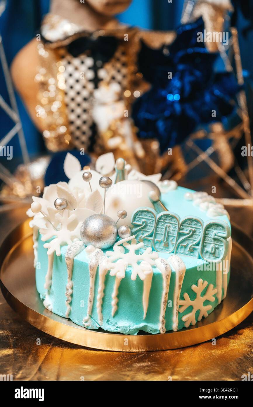 Torta Blue Iced con fiocchi di neve e dettagli perla, fondente Fiori Teal Topper Icy Drizzle Shimmer. Foto Stock