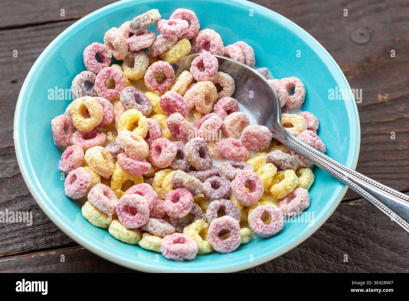 La colorata frutta inglese avvolge i cereali in un recipiente Foto Stock