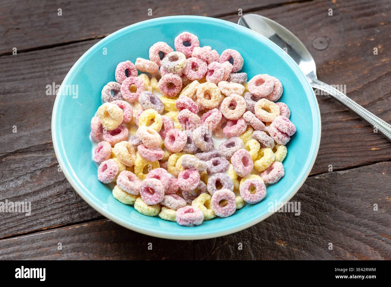 La colorata frutta inglese avvolge i cereali in un recipiente Foto Stock