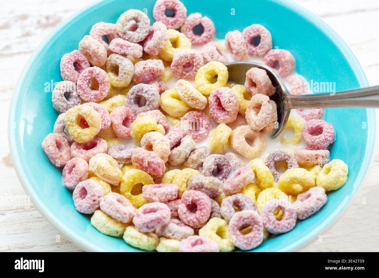 La colorata frutta inglese avvolge i cereali in un recipiente Foto Stock
