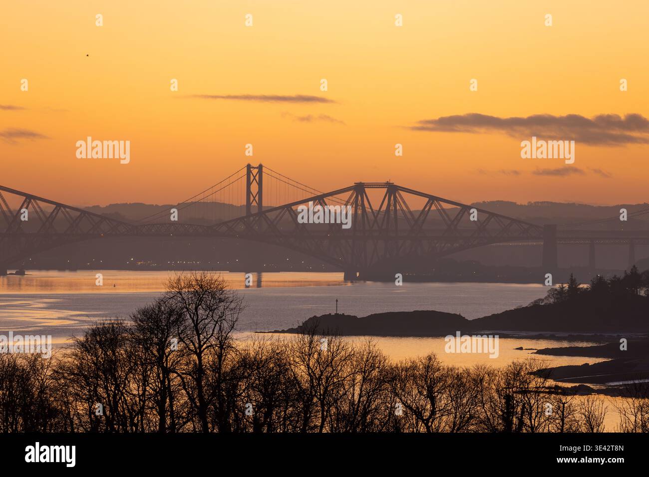 Un bellissimo tramonto sul Forth Bridge con Downing Point in primo piano, Dalgety Bay, Fife. Foto Stock