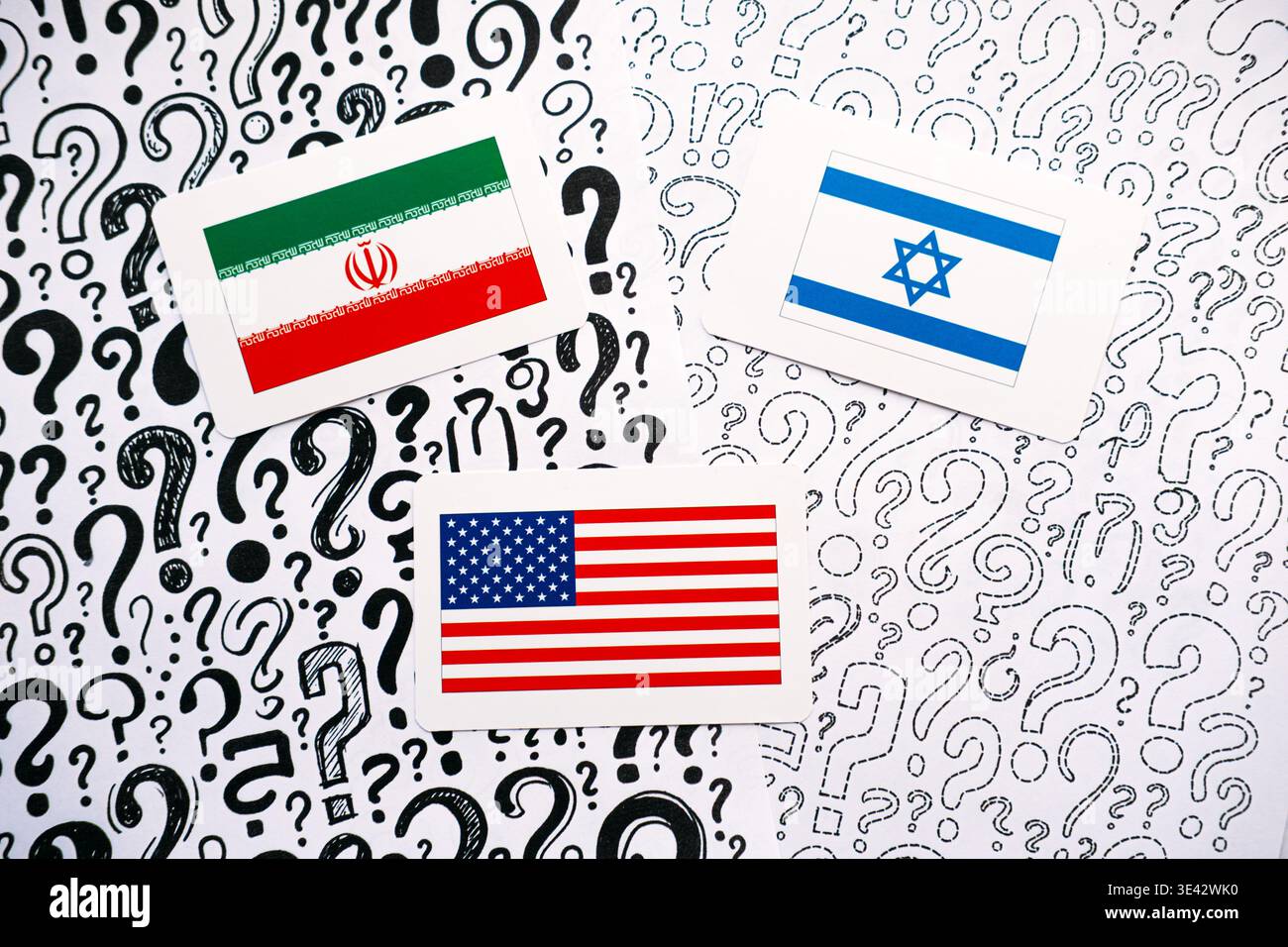 Tre carte che mostrano le bandiere di IRAN, ISRAELE e Stati Uniti poggiano sullo sfondo di punti interrogativi disegnati a mano. USA Israele Iran, crisi mediorientale, trilaterale Foto Stock