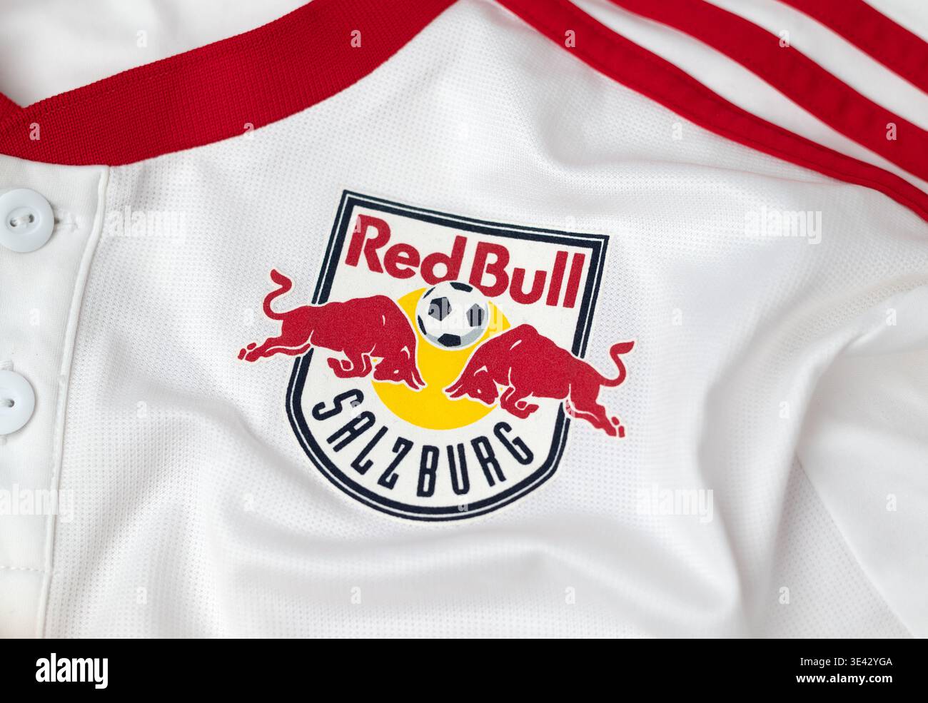 Kiev, Ucraina - 15 novembre 2025: Primo piano di una maglia da calcio Red Bull Salzburg con il logo ufficiale del club su tessuto bianco. Foto Stock