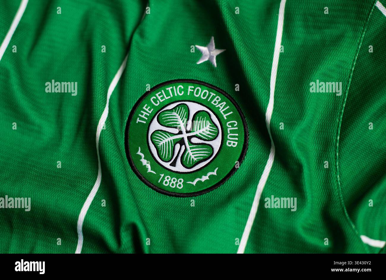 Kiev, Ucraina. 27 aprile 2025. Primo piano della maglia verde del Celtic Football Club con logo ricamato e stella bianca, texture in tessuto dettagliata. Foto Stock