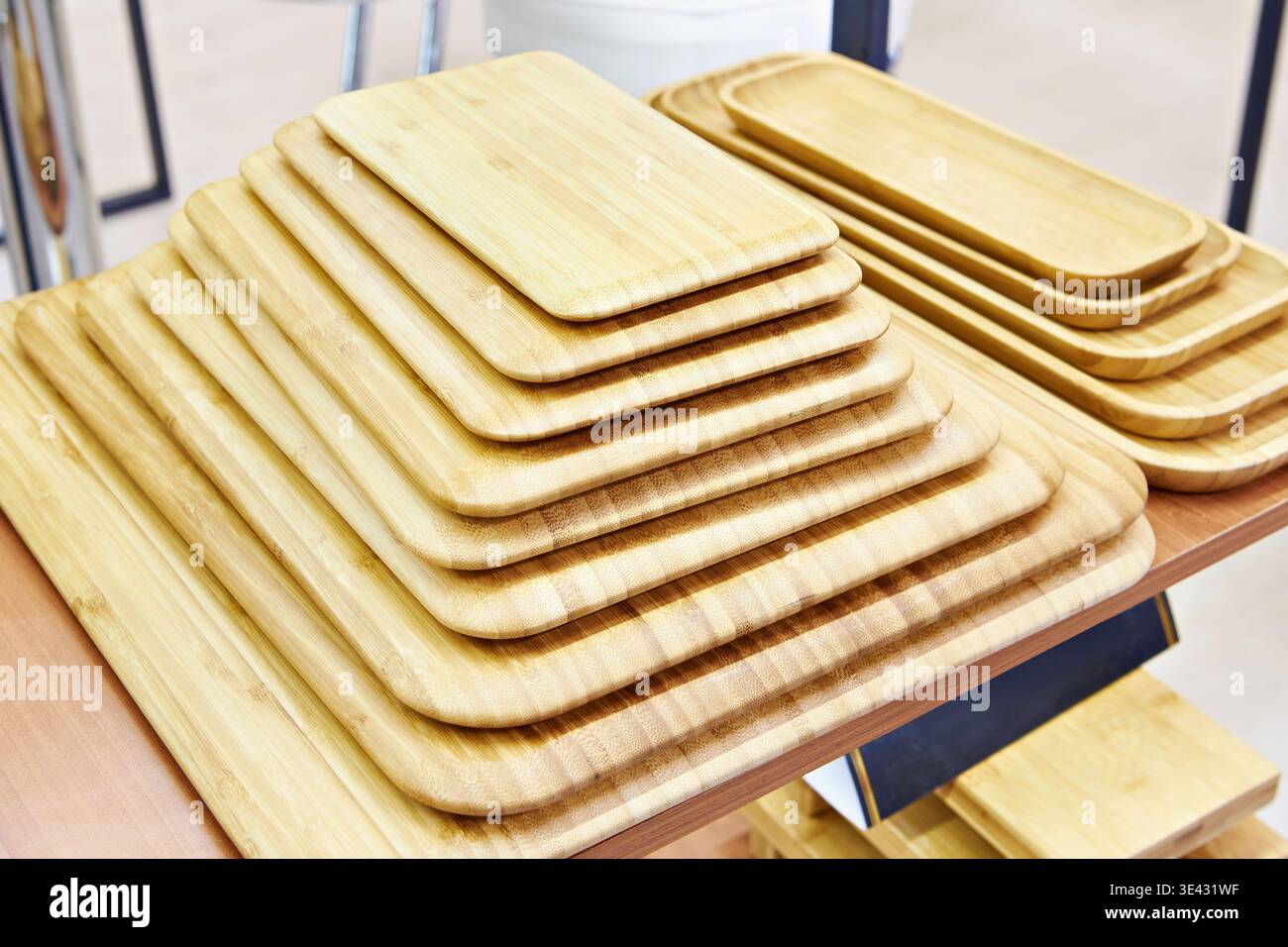 Taglieri in legno nel negozio Foto Stock