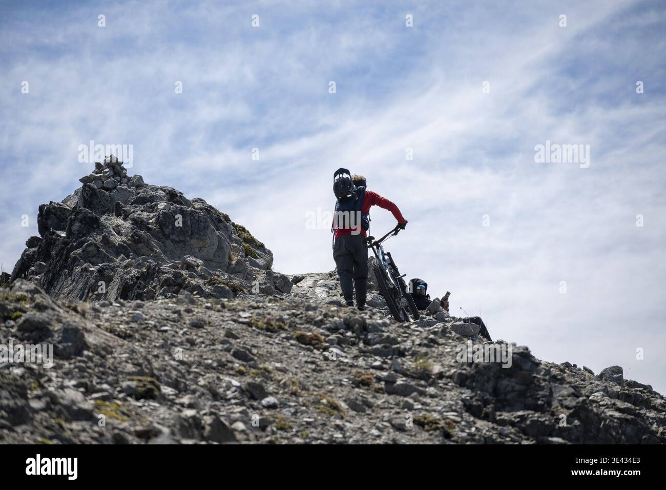 Il mountain bike spinge la sua mountain bike verso la vetta rocciosa del Cerro Goye nelle Ande della Patagonia vicino a Bariloche, Argentina Foto Stock