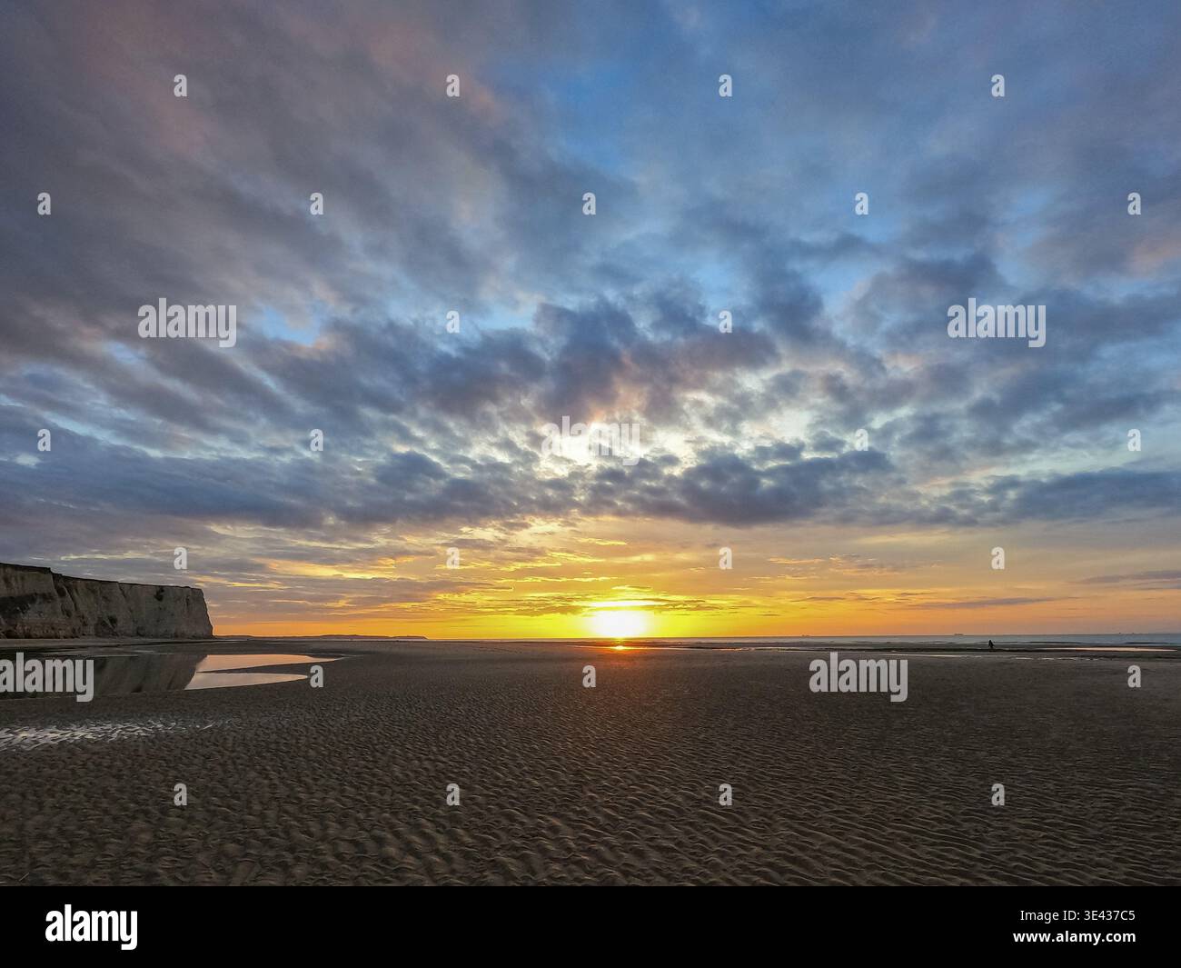 Splendida alba sulla spiaggia con colori vivaci e nuvole spettacolari, a creare un'atmosfera serena Foto Stock