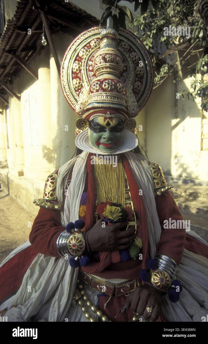 Artista di un gruppo di danza Kathakali in un autentico allenamento nella città di Kochi o Cochin nella provincia del Kerala in India. India, Cochin, aprile 1998 Foto Stock