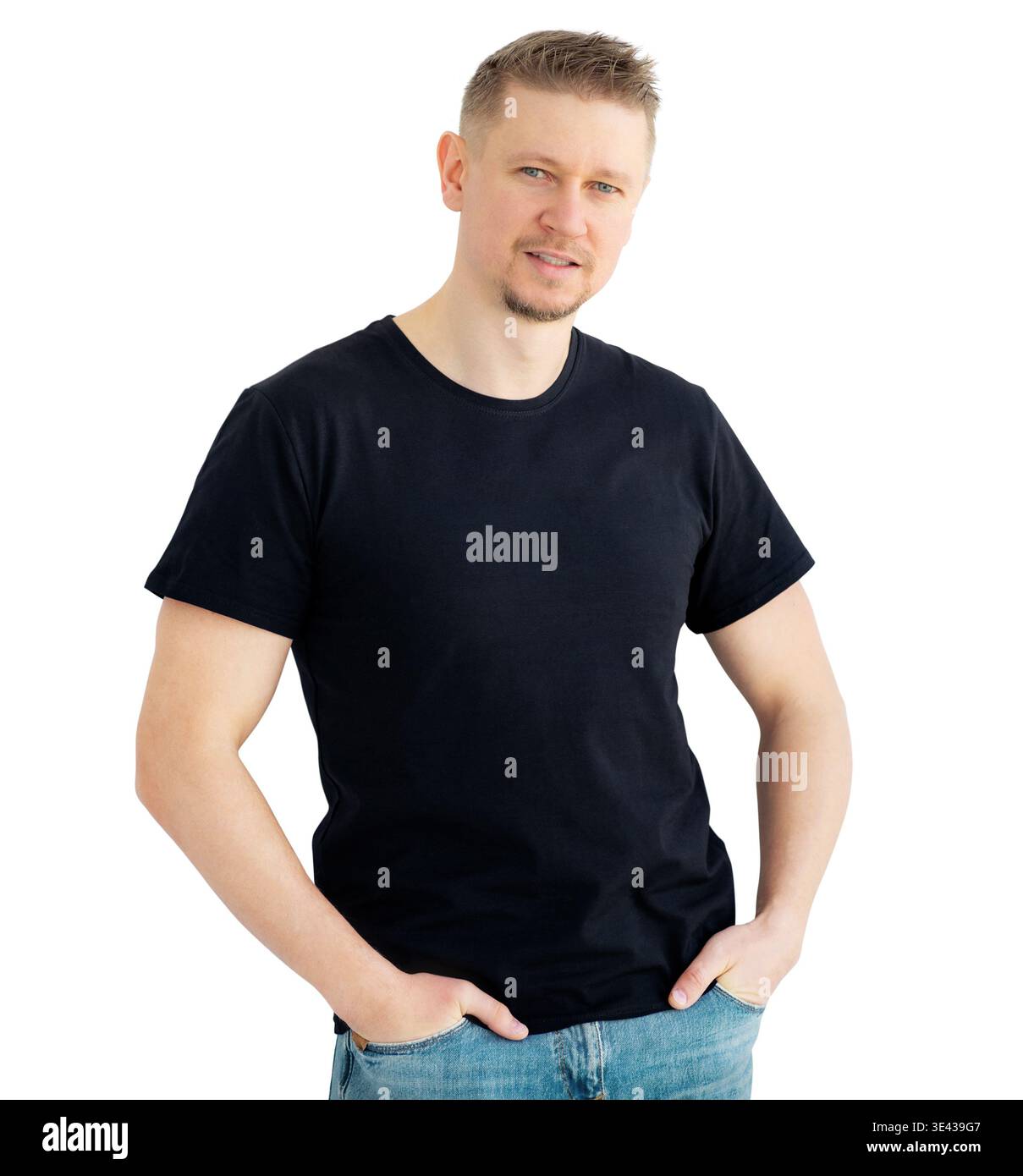 Handsome Man indossa Una T-shirt nera vuota isolata su sfondo bianco Foto Stock