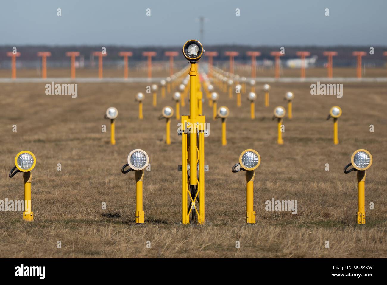 Sistema di luci di avvicinamento di precisione su terreno aeroportuale con luci di guida gialle, sicurezza aerea e allineamento pista Foto Stock