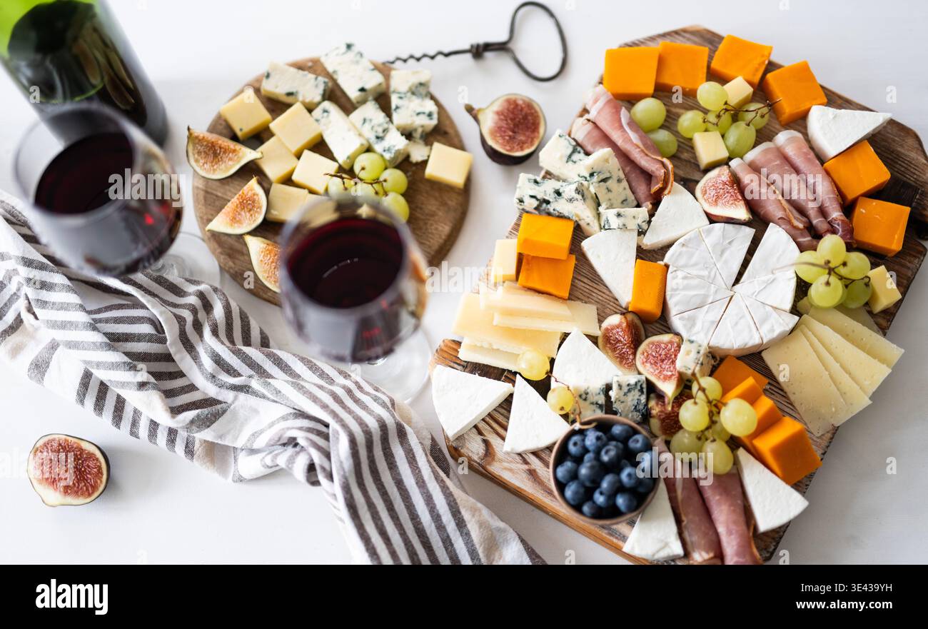 Vista dall'alto Di Un delizioso banco di formaggi con formaggio, vino e frutta Foto Stock
