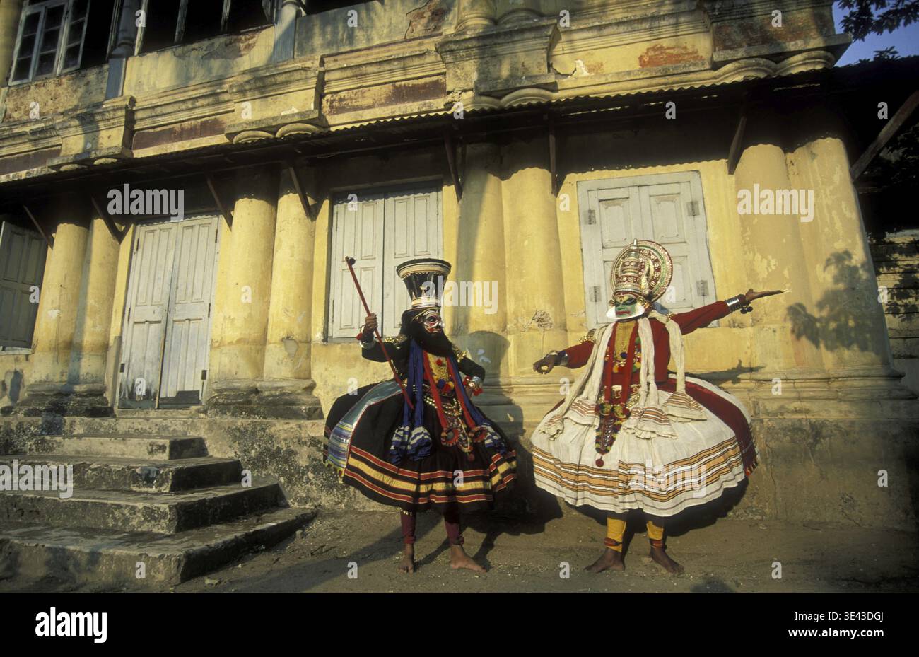 Artisti di un gruppo di danza Kathakali in un'autentica formazione nella città di Kochi o Cochin nella provincia del Kerala in India. India, Cochin, aprile 1998 Foto Stock